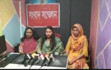 রাজশাহীতে মহিলা সাংবাদিকে প্রাণ নাশের হুমকির বিরুদ্ধে সংবাদ সম্মেলন।