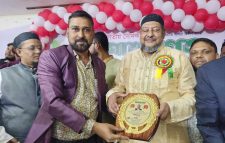সাংবাদিকতায় বিশেষ অবদান রাখায় সম্মাননা পেলেন মোজাম্মেল হোসেন বাবু