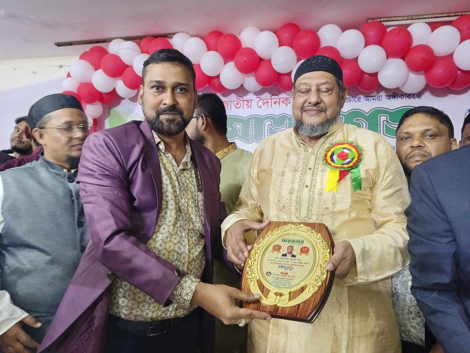 সাংবাদিকতায় বিশেষ অবদান রাখায় সম্মাননা পেলেন মোজাম্মেল হোসেন বাবু