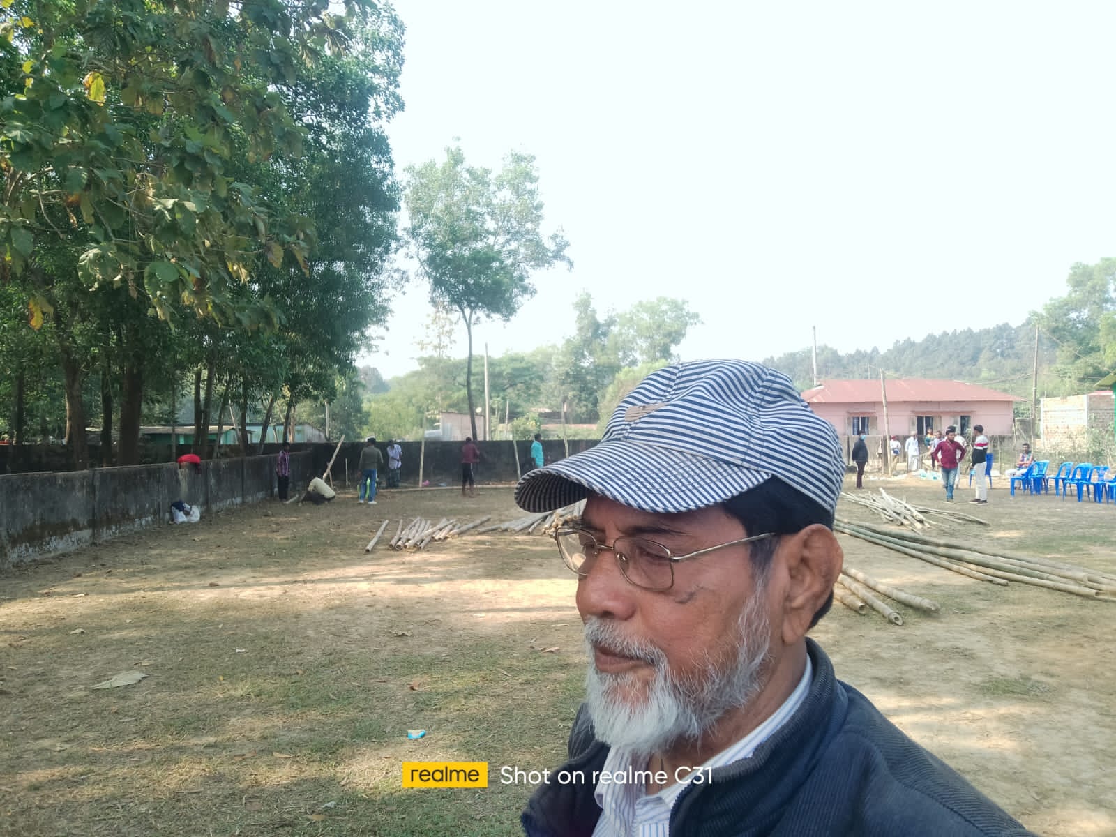 দখলবাজদের হামলার মুখে পড়লেন ব্যবসায়ী লুৎফুর রহমান
