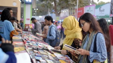 ঢাকার সোহরাওয়ার্দী উদ্যানে এবারের বইমেলার নিরাপত্তা পরিস্থিতি পর্যবেক্ষণ  ঢাকা মহানগর পুলিশ (ডিএমপি) কমিশনার শেখ মো. সাজ্জাত আলী