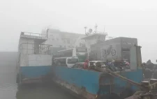 পদ্মা নদীতে আকস্মিক ঘন কুয়াশার কারণে বন্ধ থাকা ফেরি  ৩ ঘণ্টা পর  চলাচল স্বাভাবিক