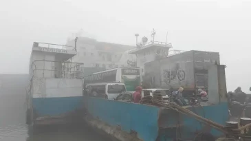 পদ্মা নদীতে আকস্মিক ঘন কুয়াশার কারণে বন্ধ থাকা ফেরি  ৩ ঘণ্টা পর  চলাচল স্বাভাবিক
