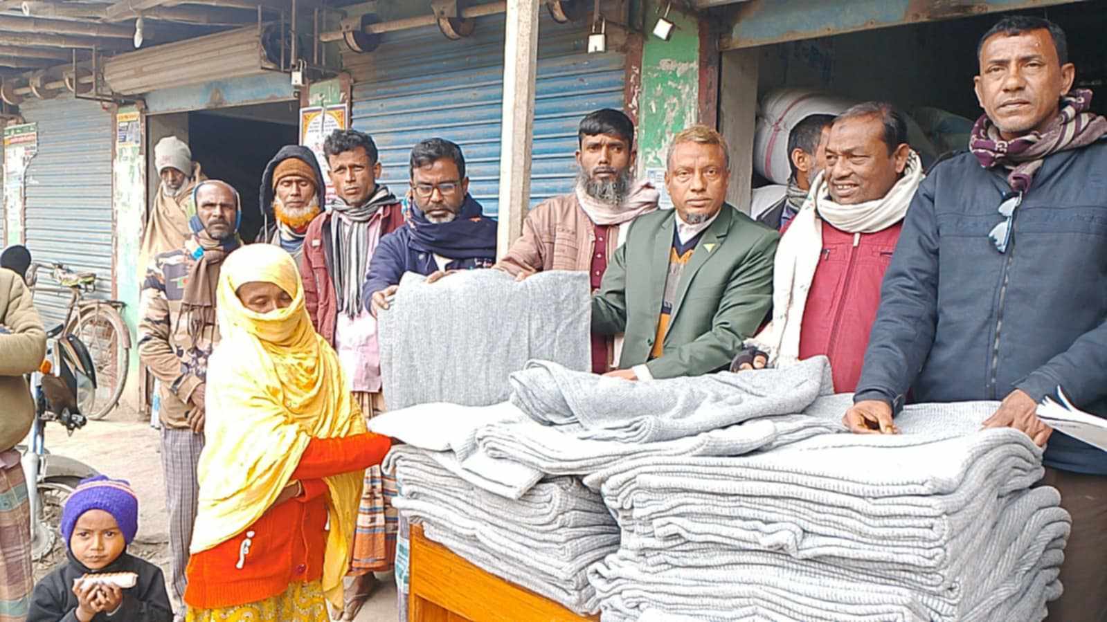 গোবিন্দগঞ্জ উপজেলার হরিরামপুর ইউনিয়নের ওয়ার্ড বিএনপির উদ্যোগে শীতার্তদের মাঝে কম্বল বিতরণ