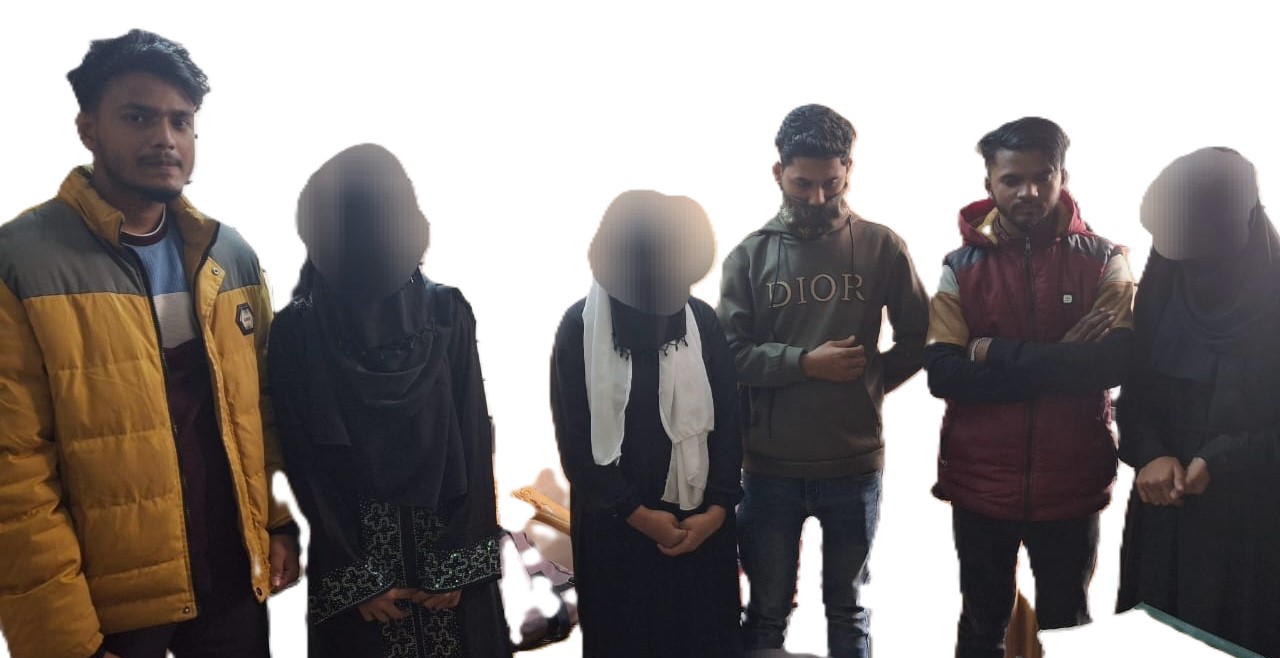 ঢাকা প্যালেস আবাসিকে অভিযান নারী ও খদ্দর  সহ আটক-৭