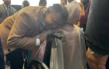 যুক্তরাজ্যের খালেদা জিয়া, বিমানবন্দরে  স্বাগত জানান তারেক রহমান