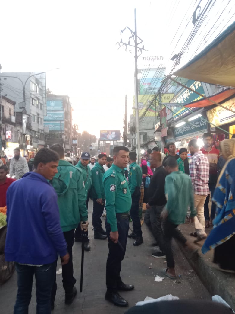 সিলেটে ফুটপাত দখলমুক্ত ও জনসাধারণের চলাচলের রাস্তা উন্মুক্ত রাখতে চলছে এসএমপির বিশেষ অভিযান