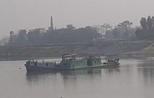 সুনামগঞ্জে উন্নয়ন প্রকল্পের অজুহাতে নদী থেকে অবাধে বালু উত্তোলন