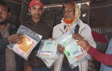 সরকারি সার-বীজ বিক্রির সময় জনতার হাতে উপসহকারী কৃষি কর্মকর্তা আটক