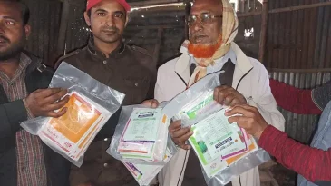 সরকারি সার-বীজ বিক্রির সময় জনতার হাতে উপসহকারী কৃষি কর্মকর্তা আটক
