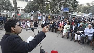 পাঠ্যবই থেকে আদিবাসী শব্দযুক্ত গ্রাফিতি বাদ দেওয়া ও আদিবাসীদের ওপর হামলার প্রতিবাদে সমাবেশ করে  বিক্ষুব্ধ নাগরিক সমাজ‍। গতকাল রাজধানীর শাহবাগে, জাতীয় জাদুঘরের সামনে। ছবি: আশরাফুল আলম