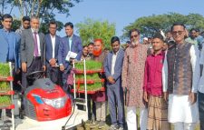 সিলেটের গোয়াইনঘাটে ব্লক প্রদর্শনীতে রাইস ট্রান্সপ্ল্যান্টারের মাধ্যমে চারা রোপণের উদ্বোধন