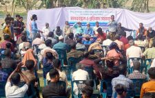 অবৈধভাবে বালু উত্তোলন বন্ধের দাবিতে মানববন্ধন