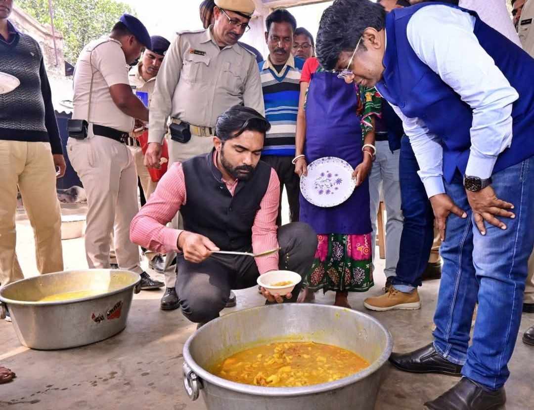 পশ্চিম বাংলা সরকারের আবাস যোজনার ঘর ও ইস্কুলের মিড ডে মিল্ক দেখতে অভিযান বাঁকুড়ার ডি এমের