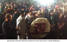 সুনামগঞ্জে রাত ১২টা এক মিনিটে কেন্দ্রীয় শহীদ মিণারে শহীদ স্মরণে জনতার ঢল।