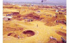শাহ আরপিনে পাথর লোপাটকারীরা বেপরোয়া, আদায় হচ্ছে চাঁদাও