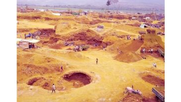 শাহ আরপিনে পাথর লোপাটকারীরা বেপরোয়া, আদায় হচ্ছে চাঁদাও