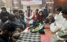 প্রায় ১৯ ঘণ্টা পর উপাচার্যের আশ্বাসে অনশন ভাঙলেন জাবি শিক্ষার্থীরা