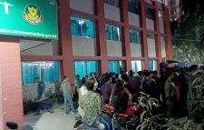 তিন ছাত্র আটকের প্রতিবাদে উত্তরা পূর্ব থানা ঘেরাওয়ের