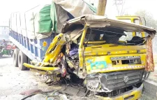 বাস-ট্রাক-প্রাইভেটকারের ত্রিমুখী সংঘর্ষে আহত ৬৩