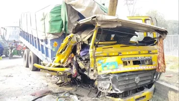 বাস-ট্রাক-প্রাইভেটকারের ত্রিমুখী সংঘর্ষে আহত ৬৩