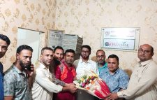 ব্রিটিশ বাংলাদেশী ওয়েলফেয়ার ট্রাস্টের সভাপতি মোঃ মিঠু মিয়াকে ফুলেল শুভেচ্ছা