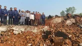 অবৈধ ইটভাটার চিমনি ভেঙ্গে গুড়িয়ে দিলো প্রশাসন