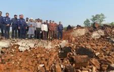 অবৈধ ইটভাটার চিমনি ভেঙ্গে গুড়িয়ে দিলো প্রশাসন
