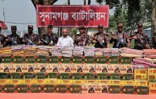 সুরমা নদীর নৌ পথ থেকে দেড় কোটি টাকার ভারতীয় কাপড়ের চালান জব্দ