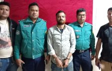৭২ ঘন্টার চিরুনি অভিযান   হকারদের তোপের  মুখে আটক বহিষ্কৃত  যুবদল ক্যাডার মাধব