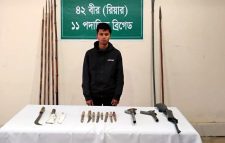 তিনটি আগ্নেয়াস্ত্র সহ সন্ত্রাসী সাজ্জাদ সামি সেনাবাহিনীর কাছে