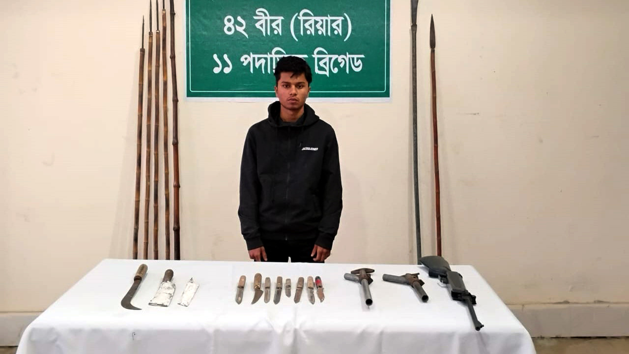 তিনটি আগ্নেয়াস্ত্র সহ সন্ত্রাসী সাজ্জাদ সামি সেনাবাহিনীর কাছে
