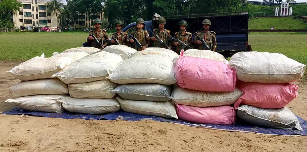 সিলেটের জৈন্তাপুরে সেনাবাহিনীর অভিযানে ৩৯ বস্তা ভারতীয় শূটকি মাছ আটক
