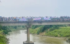 জুড়ীতে অবাদে বালু উত্তোলন বন্ধের দাবিতে মানব বন্ধন