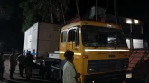 ইন্ট্রাকোর গ্যাসভর্তি কাভার্ড ভ্যান আটকে দিয়েছে বিক্ষুব্ধ জনতা
