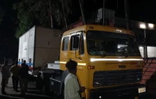 ইন্ট্রাকোর গ্যাসভর্তি কাভার্ড ভ্যান আটকে দিয়েছে বিক্ষুব্ধ জনতা
