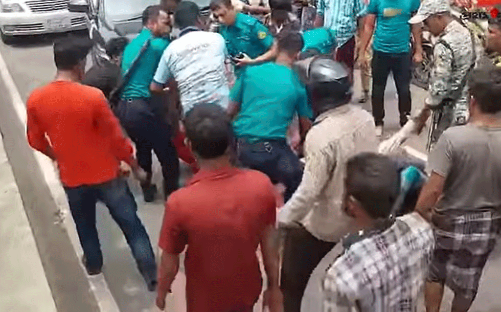 ব্যাটারিচালিত রিকশা বন্ধে চালকদের বিক্ষোভ