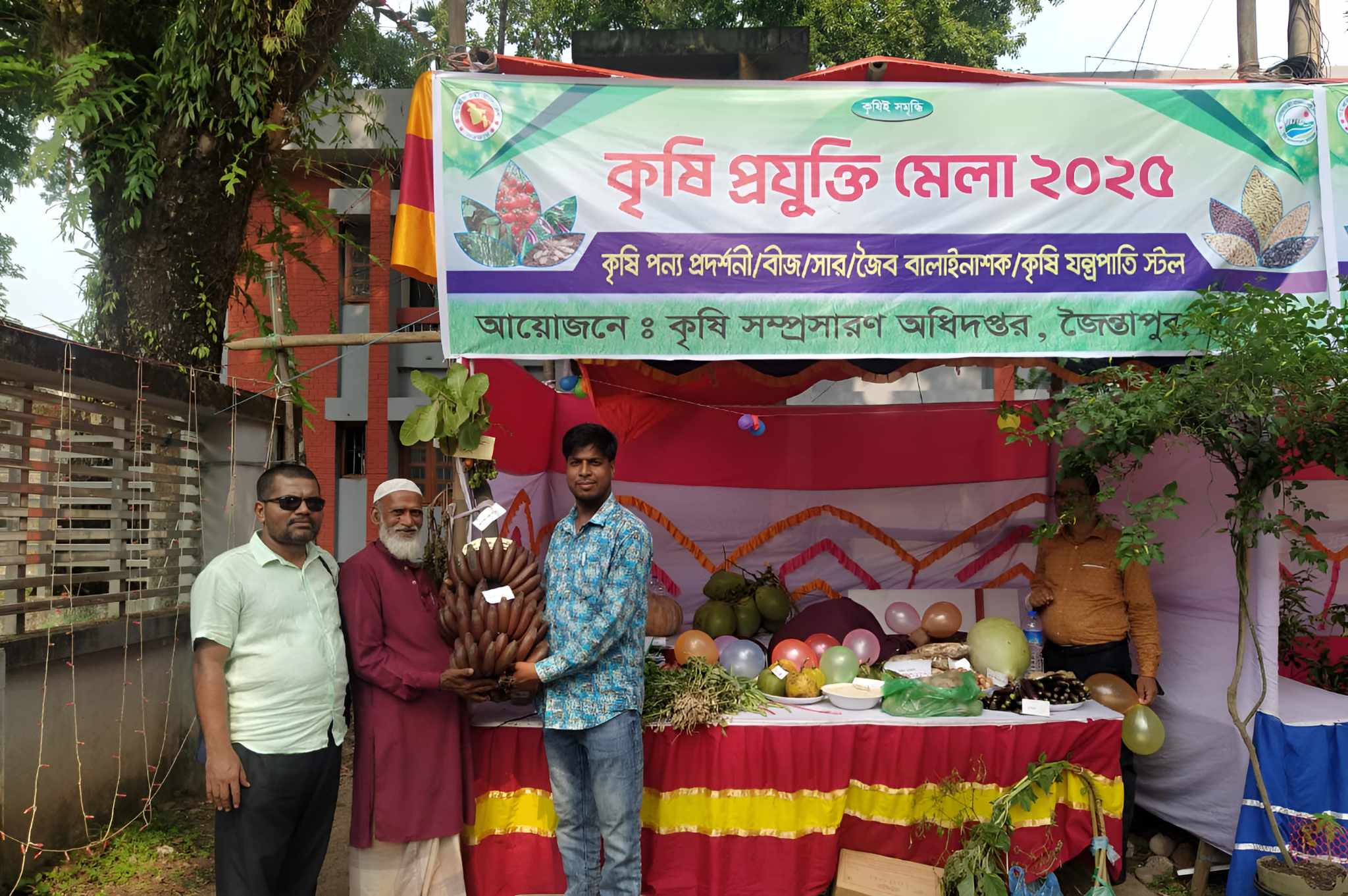 জৈন্তাপুর কৃষি মেলায় চকলেট রঙের ‘অগ্নিশর কলা’: ব্যতিক্রমী কলা চাষে আলোচনায় কৃষক মো: আব্দুশ শুকুর