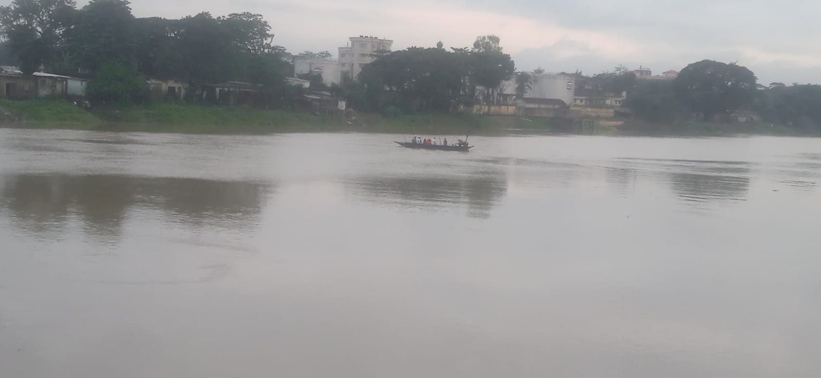 পানি বাড়ছে সিলেটে বন্যার শঙ্কা মানুষের মধ্যে