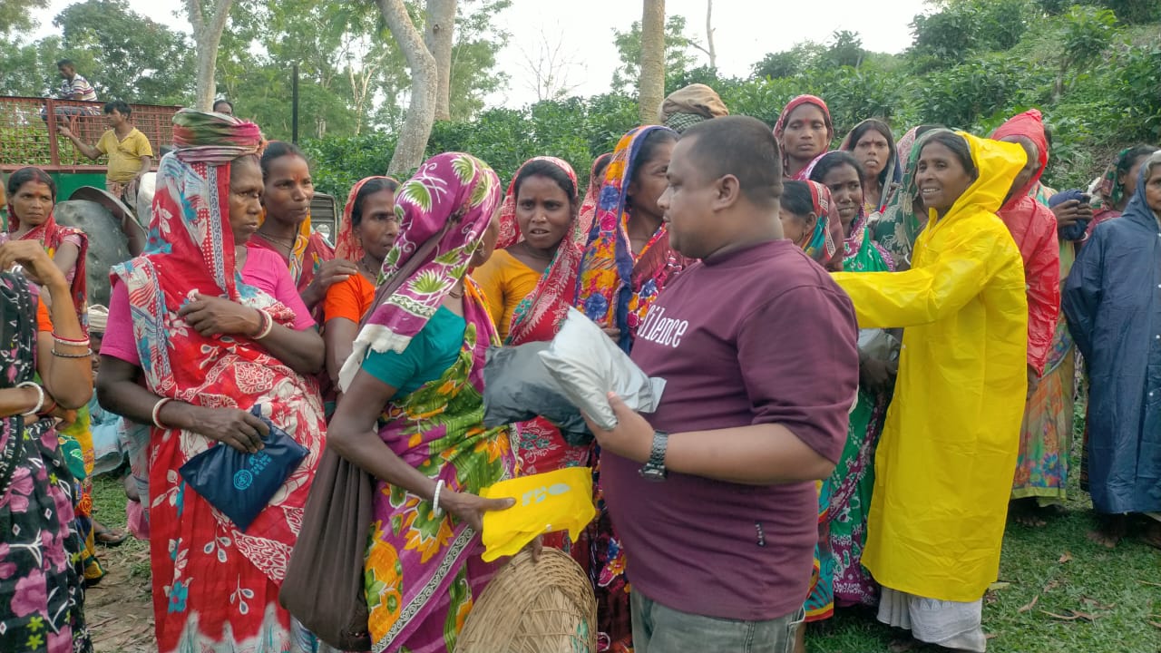 ব্যতিক্রমী উদ্যোগ নিয়ে চা শ্রমিকের পাশে দাঁড়ালেন মাহবুব হাসান সাচ্চু