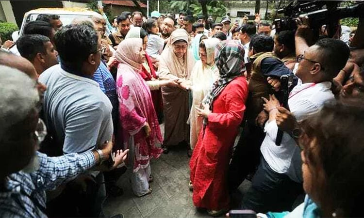 দেশে ফিরেছেন খালেদা জিয়া