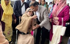দলীয় নেতা-কর্মীদের উদ্দেশ্যে খালেদা জিয়া বলেন, ‘ভাইয়ার খেয়াল রেখ।’