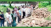 ঝুঁকিপূর্ণ দেয়াল নিয়ে বিপাকে এলাকাবাসী
