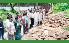 ঝুঁকিপূর্ণ দেয়াল নিয়ে বিপাকে এলাকাবাসী