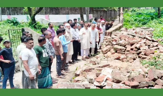 ঝুঁকিপূর্ণ দেয়াল নিয়ে বিপাকে এলাকাবাসী