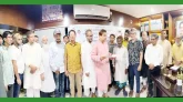 রিকশা চালকের হাতে বিমানের টিকেট তুলে দিলেন