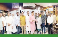 রিকশা চালকের হাতে বিমানের টিকেট তুলে দিলেন