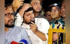 মাহফুজের বক্তব্যের সময় বোতল নিক্ষেপ