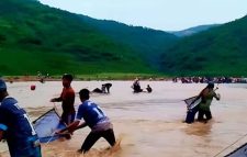 সুনামগঞ্জ সীমান্তে পাহাড়ি ঢল, কয়লা কুড়াতে শ্রমজীবী মানুষের হিড়িক।