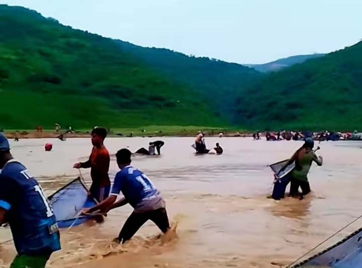 সুনামগঞ্জ সীমান্তে পাহাড়ি ঢল, কয়লা কুড়াতে শ্রমজীবী মানুষের হিড়িক।